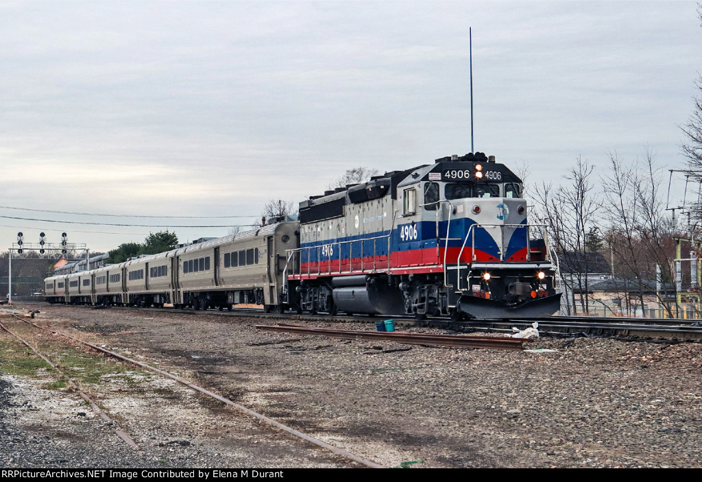 MNCR 4906 on train 1245